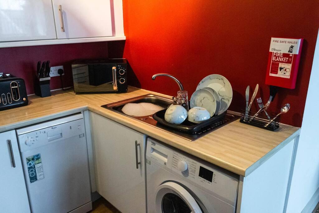 Cozy And Modern 2-Bed Apartment Swansea Kültér fotó