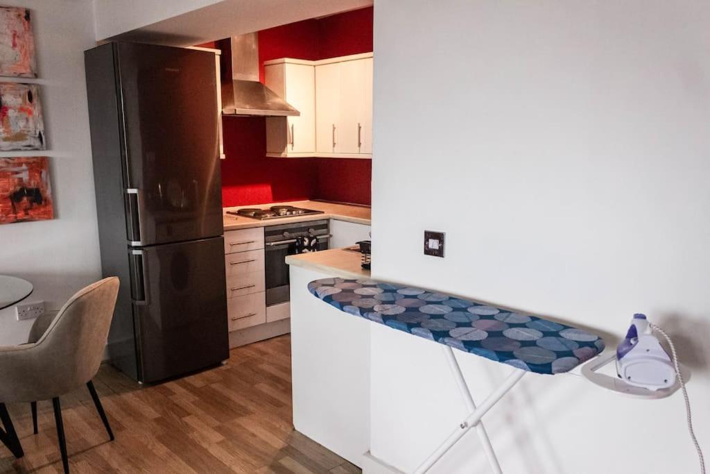 Cozy And Modern 2-Bed Apartment Swansea Kültér fotó