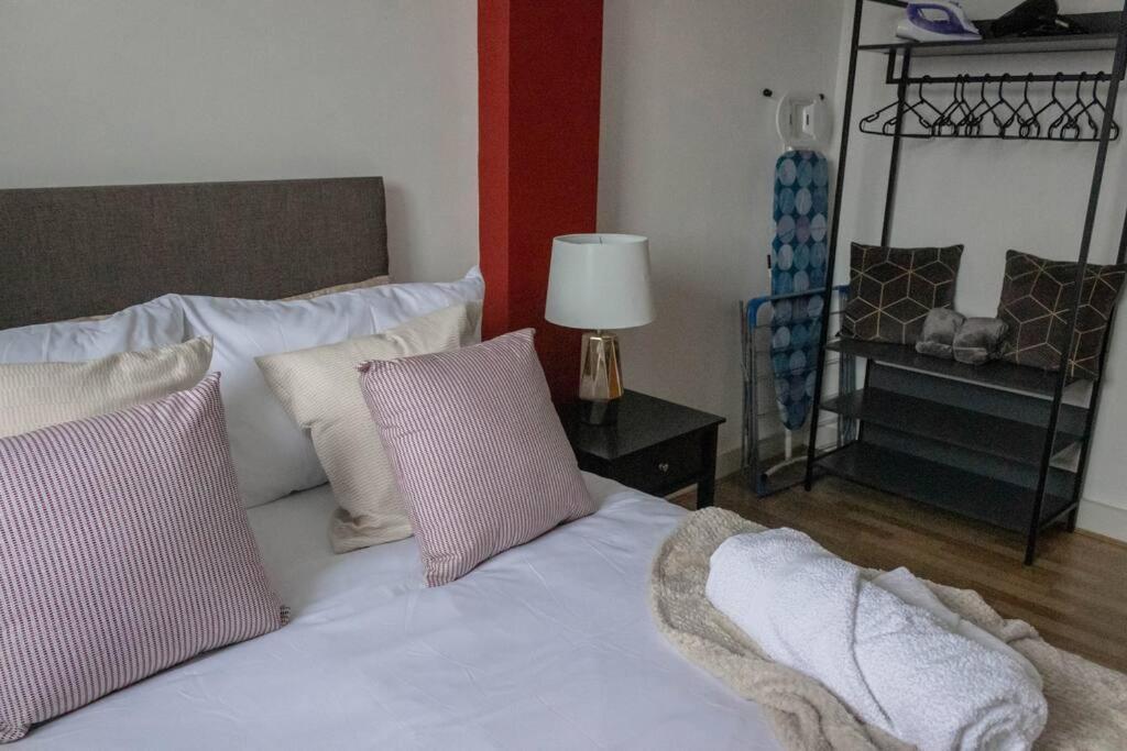 Cozy And Modern 2-Bed Apartment Swansea Kültér fotó