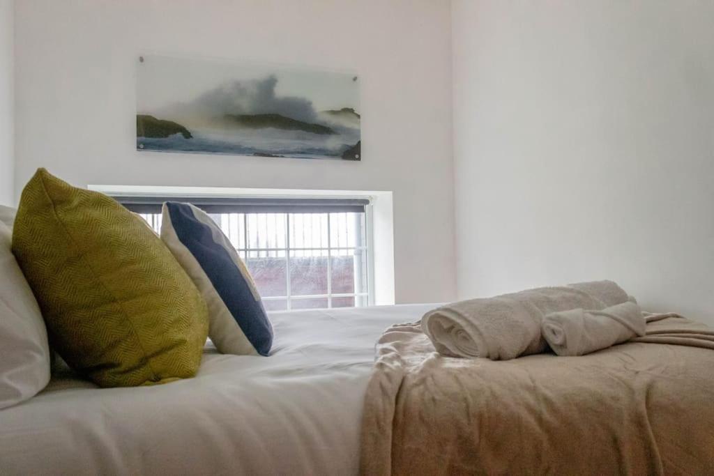 Cozy And Modern 2-Bed Apartment Swansea Kültér fotó