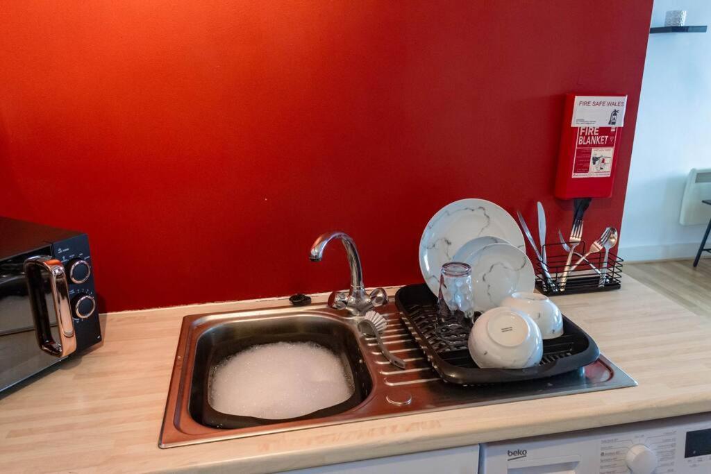Cozy And Modern 2-Bed Apartment Swansea Kültér fotó